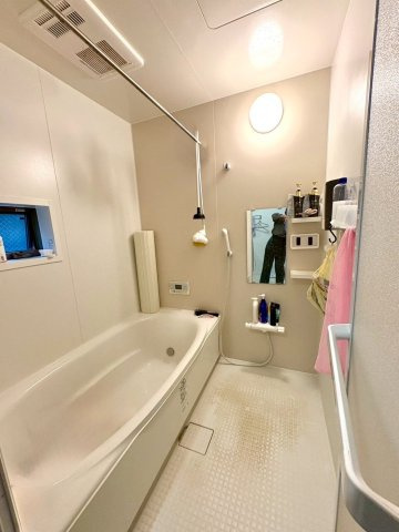 「太陽光・蓄電池付き」高知市塩屋崎町　中古一戸建ての浴室|お掃除のしやすいバスルーム♪浴室乾燥がついているので雨の日のお洗濯も安心！
