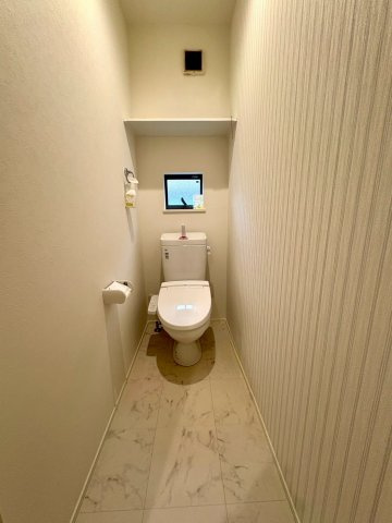 「太陽光・蓄電池付き」高知市塩屋崎町　中古一戸建てのトイレ|シンプルで清潔感のある温水洗浄つきトイレです☆