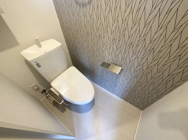 温水洗浄便座付きのトイレです♪