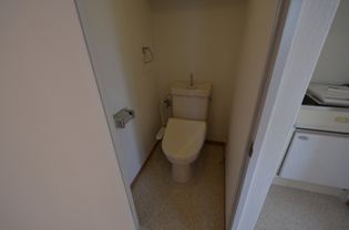 シンプルで掃除のしやすいトイレです♪