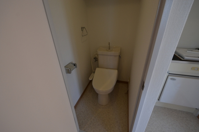 シンプルで掃除のしやすいトイレです♪