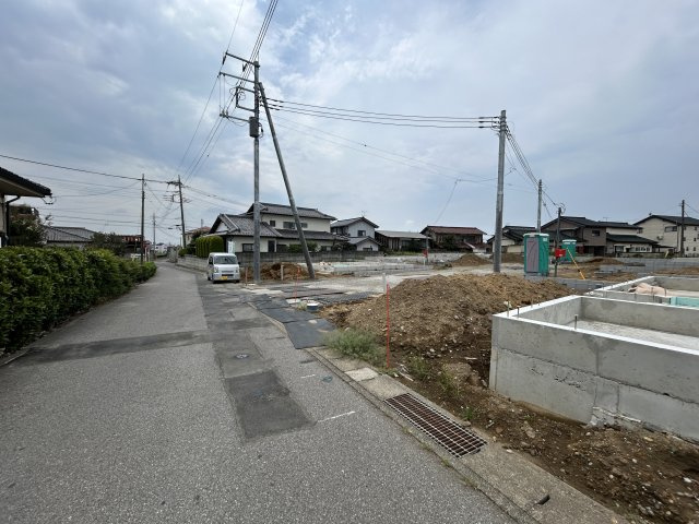 新築　伊勢崎市豊城町第２　クレイドルガーデン　4号棟の前面道路含む現地写真|現地写真　東側接道幅員約4.6ｍ