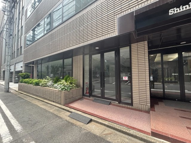 新川STビルのエントランス
