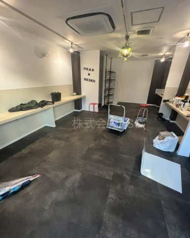 キャロルビル春日出　貸店舗の内装