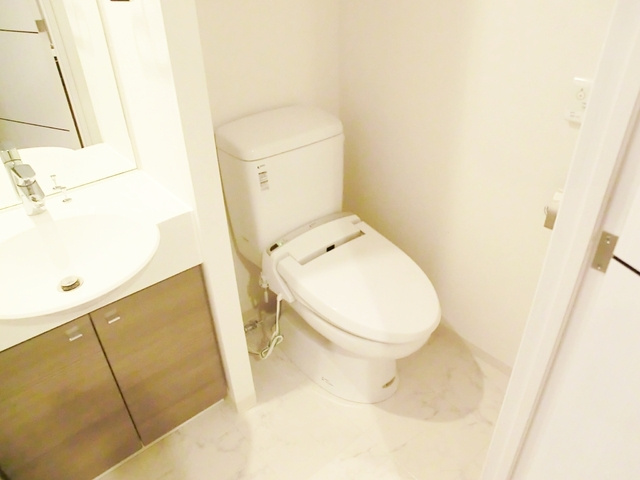 北区豊島１丁目の賃貸マンションのトイレ|ウォシュレット付いてます。とても綺麗でございます。（写真は反転タイプの間取りになります。）