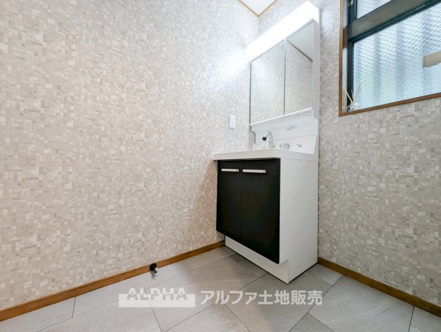 中古戸建て　八王子市暁町2丁目の洗面所|【Powder room】
◆独立洗面台◆朝の身支度や帰宅後の手洗いも快適に行える独立洗面台。収納スペースも備えており、洗面用品をすっきり整理できる使い勝手の良い空間です。