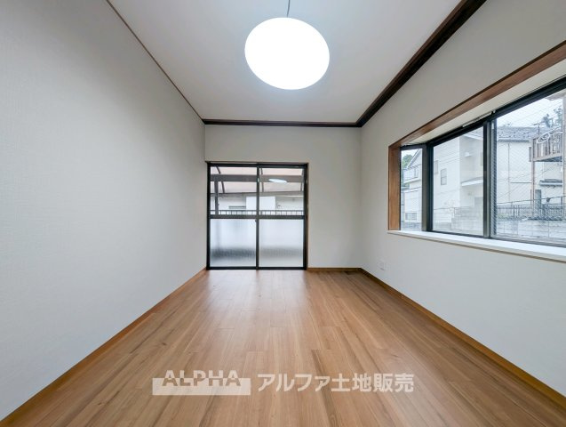 中古戸建て　八王子市暁町2丁目の洋室|【multi room】
◆多用途に使える一室◆収納やワークスペースとしても活用できる洋室。家族構成やライフスタイルに合わせて柔軟に使える空間です。