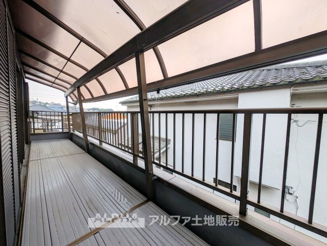 中古戸建て　八王子市暁町2丁目のバルコニー|【Balcony】◆バルコニー◆日当たりの良いバルコニーは、洗濯物がよく乾くだけでなく、外の空気を感じながらひと息つける場所。暮らしに心地よい余白をもたらします。
