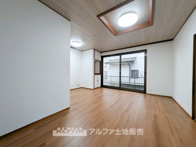 中古戸建て　八王子市暁町2丁目の居間・リビング|【Living Room】
◆家族時間を育む◆
朝は食卓を囲み、昼はお子様の遊び場、夜は家族団らんのひととき。時間帯ごとに異なる役割を担い、暮らしの中心となるリビングです。
