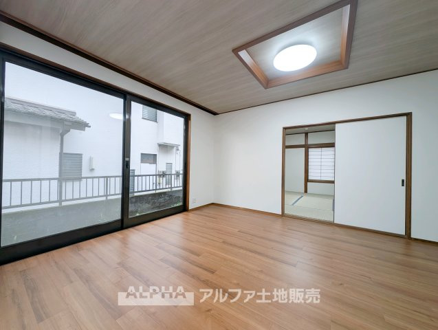 中古戸建て　八王子市暁町2丁目の居間・リビング|【Time Together】
◆日常を彩る空間◆
食事や会話、読書や映画鑑賞など、ご家族それぞれの過ごし方を受け止めるリビング。何気ない日常を心地よい時間へとつなげます。