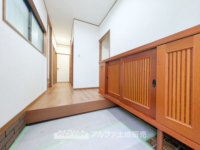 中古戸建て　八王子市暁町2丁目の玄関|【Entrance Storage】
◆玄関収納◆玄関まわりをすっきりと保てる収納スペースを確保。靴はもちろん、傘や外出用品なども整理しやすく、心地よく整った玄関で毎日を迎えられます。