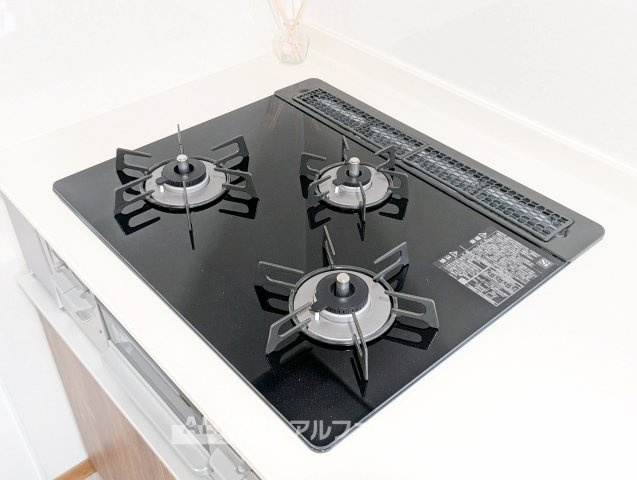 中古戸建て　八王子市暁町2丁目のキッチン|【gas stove】◆ガスコンロ◆使い勝手に配慮されたガスコンロを備えたキッチン。火力調整がしやすく、毎日の調理がスムーズに進み、家事の時間を心地よく支えてくれます