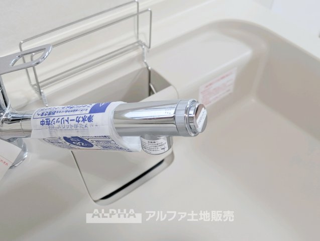 中古戸建て　八王子市暁町2丁目のキッチン|【Water cleaner】
◆浄水器◆蛇口から流れ出すお水はクリーンでいつも楽しめます。また浄水器内臓シャワー混合栓なので場所取らずのスッキリとしたスタイルです。