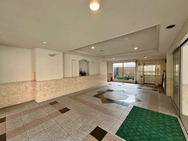 ライオンズプラザ香里園のエントランス|宅配ボックス、オートロックなどマンション設備も整っております。