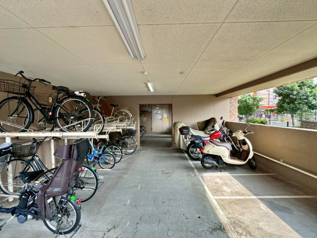 ライオンズプラザ香里園の駐輪場