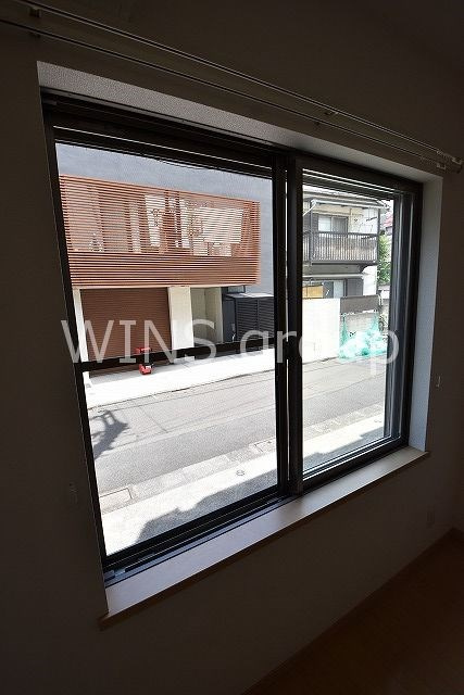 世田谷区桜２丁目の賃貸マンションの展望|防犯シャッター付の窓です