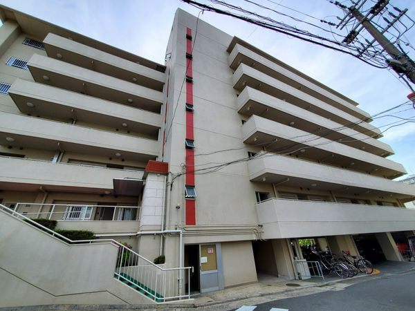プレジデント箕面A棟の外観