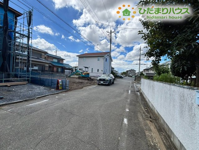 深谷市岡里第3期　新築一戸建て　クライン　01の前面道路含む現地写真