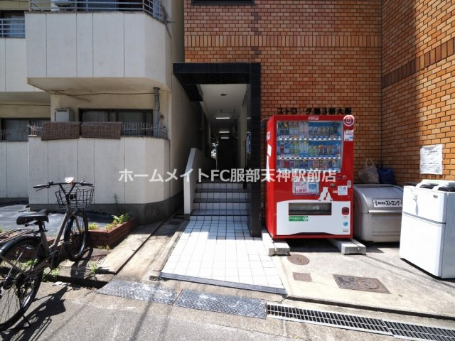 ストロング第3新大阪のエントランス