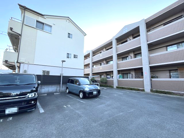 ベルデュール四條畷の駐車場