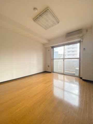 約８帖の広々とした陽当たりの良いお部屋です