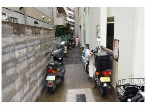 高槻市芥川町１丁目の賃貸マンションの駐車場|写真は同マンション別部屋