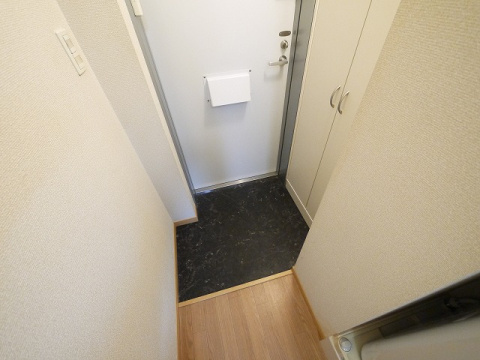 レオパレスプレミエ　エトワールの玄関|収納もある玄関です