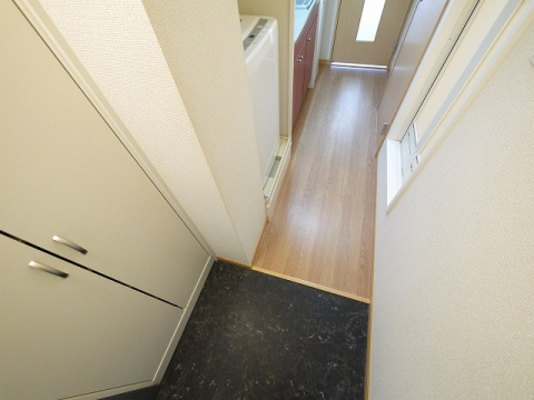 レオパレスプレミエ　エトワールの玄関|収納もある玄関です