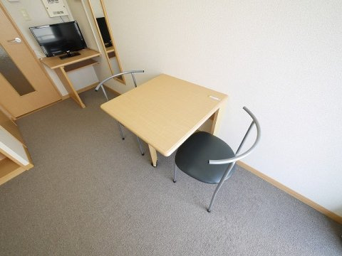 レオパレスプレミエ　エトワールの設備|テーブル・椅子