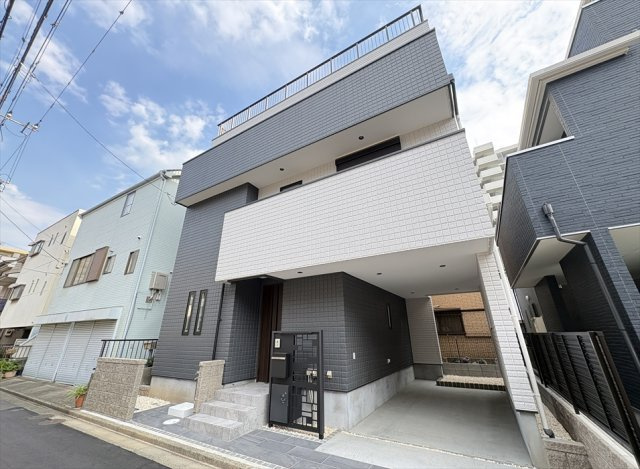 【駐車場】 | 新座市野火止8丁目　新築一戸建住宅　全1棟　(志木本店) | 大切なお車を雨や紫外線から守るビルトインガレージを採用。天候を気にせず乗り降りでき、荷物の積み下ろしもスムーズ。機能性とデザイン性を兼ね備えた住まいです。