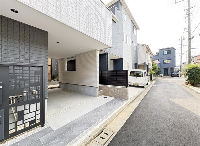 【前面道路含む現地写真】 | 新座市野火止8丁目　新築一戸建住宅　全1棟　(志木本店) | 閑静な住宅街の前面約4m道路に面した住まい。落ち着いた街並みの中で、ゆとりある暮らしを叶えます。