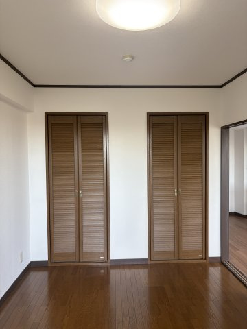 フェアリー小平の洋室|南向き6畳　クローゼット