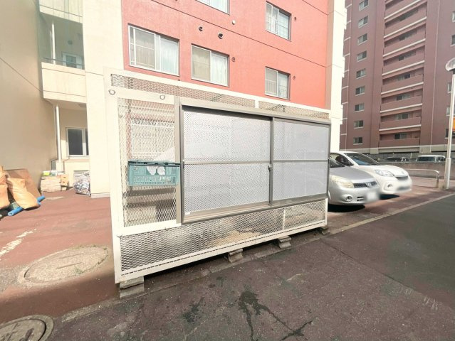 【ごみステーション】 敷地内にゴミステーションを備えており、毎日のゴミ出しもスムーズ。