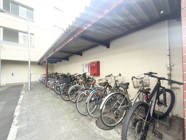【駐輪場】 屋根付き駐輪場を備えているため、大切な自転車を雨や雪から守りやすい環境です。