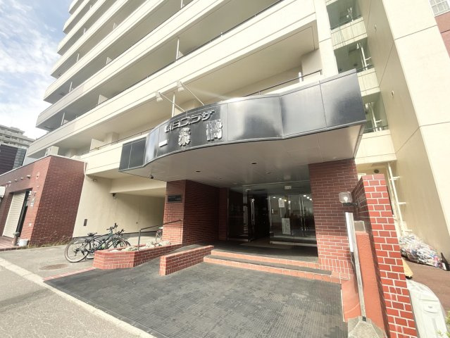【外観】 地下鉄「バスセンター前」駅まで徒歩4分。通勤・通学はもちろん休日のお出掛けも軽快に。