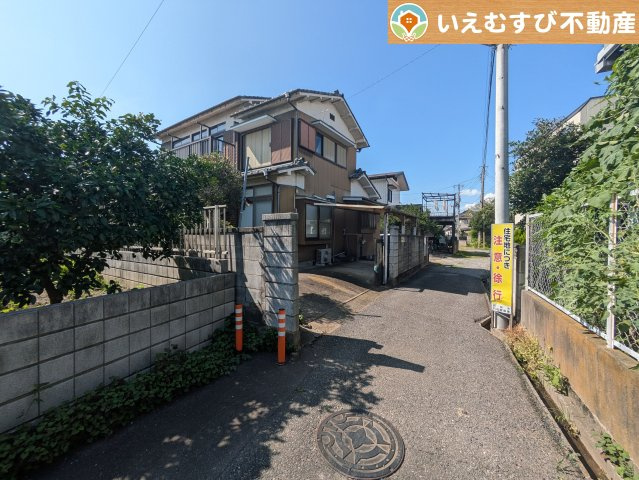 行田市栄町　中古戸建の前面道路含む現地写真