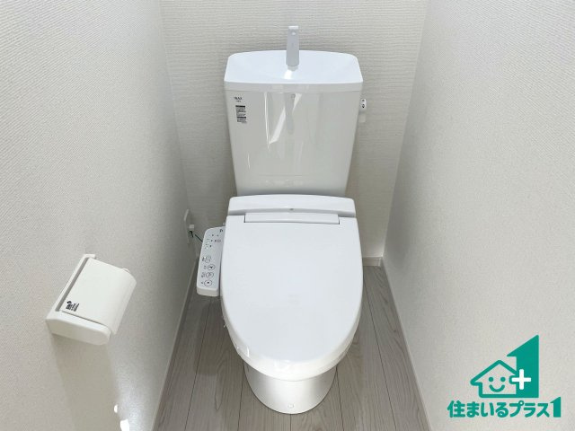 ★17(土)18(日)現地見学可能！★京都市左京区修学院室町　全3邸のトイレ|1・2階の2ヶ所にあるので、朝の忙しい時間の順番待ちもなく、深夜の利用にも大変便利です。