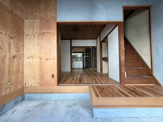 湊山町貸家の玄関