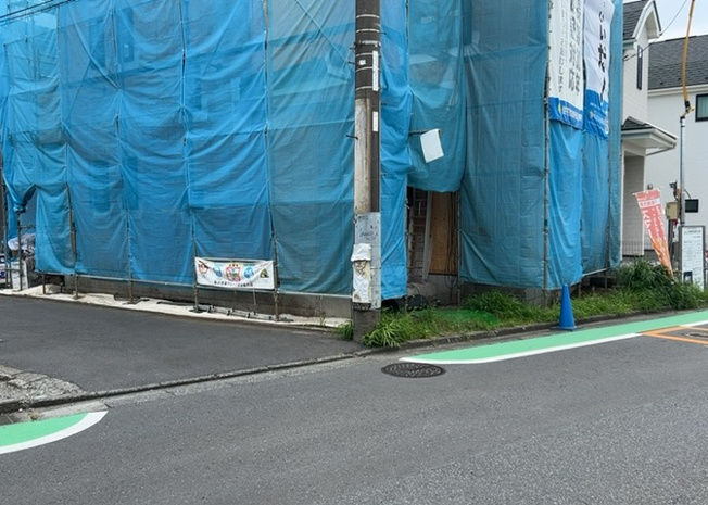 【前面道路含む現地写真】 | 道幅が狭い場所は比較的土地の値段が低いことが多く、また交通量が少ないため騒音が少なく静かな環境で過ごせます。また、小さいお子様がいるご家庭も安心です。一方で車の駐車が難しいというデメリットもあります。