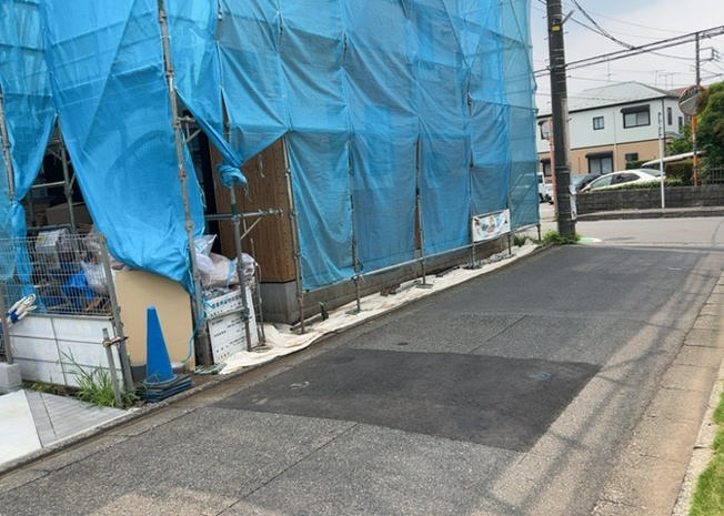 【前面道路含む現地写真】 | 住宅用の土地では前面道路に2m以上接していなければならないと法律で定められています。しかし、お持ちの車のサイズやライフスタイルなどにより、2mでは利便が悪い場合もございますので、事前に確認しましょう。