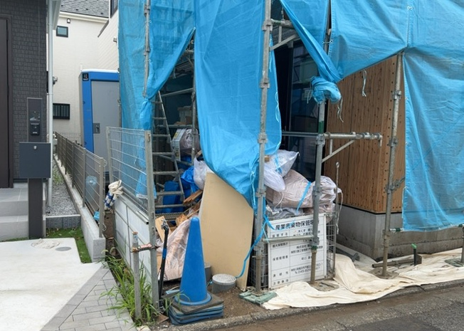 【駐車場】 | 駐車場と明記されていても、最小スペースでつくられた駐車場だと大型車は駐車できなかったり、出入りしにくくなったりする可能性があります。お車のサイズと購入したい物件の駐車場のサイズを現地で確認しましょう。