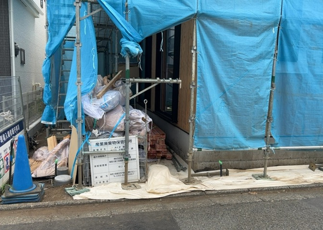 【庭】 | 庭があることでガーデニングや家庭菜園はもちろん、こどもの遊び場やペットを放して遊ぶことができます。また、家の周囲に余裕があるということです。隣地との間があれば、十分な日当たりと、風通しが確保できます。