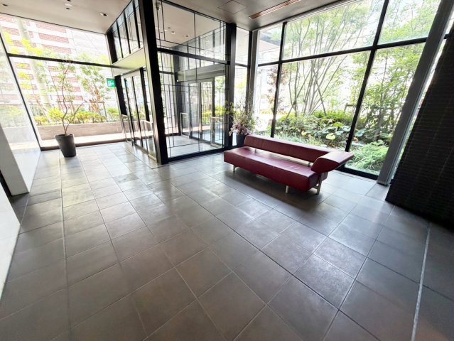 セイル江坂公園のロビー