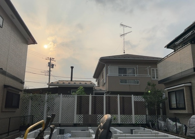 【バルコニー】 | バルコニーは、室外の専用スペースのうち、「屋根がなく開放された空間」であるものを指します。ベランダより広いタイプのものが多く、日当たりもよいため家庭菜園などを楽しみたい人にとって適した環境となります。
