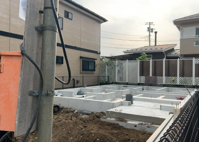 【外観】 | 現地に行くなら、物件の周囲の地形がどうなっているかを見ることも大切です。周辺より低くなっている土地では、大雨などで水が集まりやすいため、地盤が弱くなっているということも考えられるため、注意が必要です。