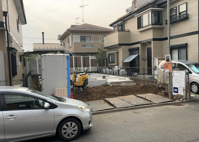 【前面道路含む現地写真】 | 道幅が広い場所は日当たりや風通が良好です。幅が広いのですれ違いも可能ですし大きな車でも駐車可能！一方で、大型車が通ることも多くなるため交通量の増加により騒音に繋がります。また土地の値段が高くなります。