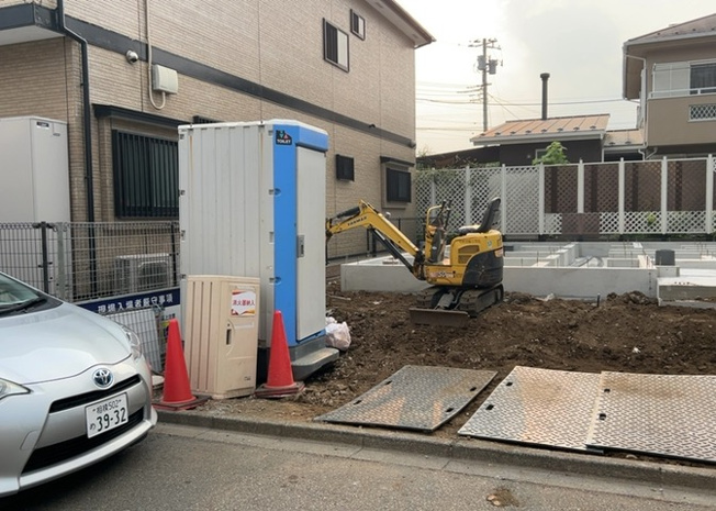 【駐車場】 | 車一台あたりに必要なスペースは、標準サイズの普通自動車で横幅2m50cm、長さ5mは必要になります。ただし、乗降のことも考慮して横幅3m30cm、長さ5m50cmほどは確保できるところを選びましょう。