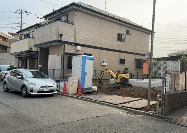 【前面道路含む現地写真】 | 住宅用の土地では前面道路に2m以上接していなければならないと法律で定められています。しかし、お持ちの車のサイズやライフスタイルなどにより、2mでは利便が悪い場合もございますので、事前に確認しましょう。