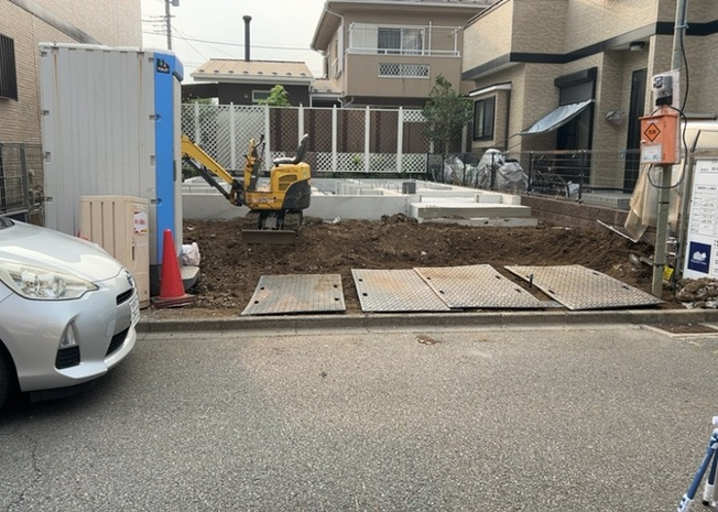 【前面道路含む現地写真】 | お持ちの車種によっては前面道路が広い方が便利でしょう。しかし、前面道路が広ければその分交通量が多くなるため、騒音などが気になる場合があります。実際に現地を見学し、周辺交通量や騒音などを確認しましょう！