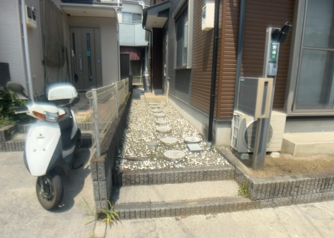 【玄関】 | 玄関は家の顔でもあり、家族以外の目にも止まる場所です。玄関は外との間を仕切る扉、靴などをしまっておく収納スペース、靴脱ぎのたたきスペース、来客とのやり取りをするドアホンなど複数のアイテムからなります。